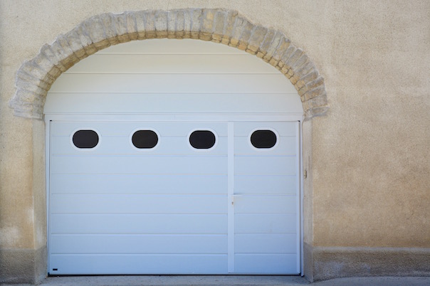 Porte de garage basculante blanche lames lisses à rainure avec hublots oblongs