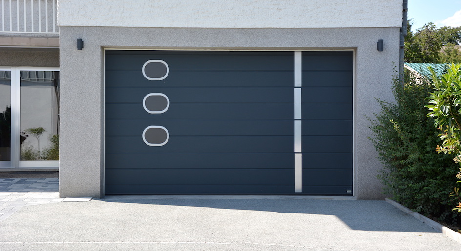 Portes de garage sectionnelle gris anthracite avec hublots aluminum